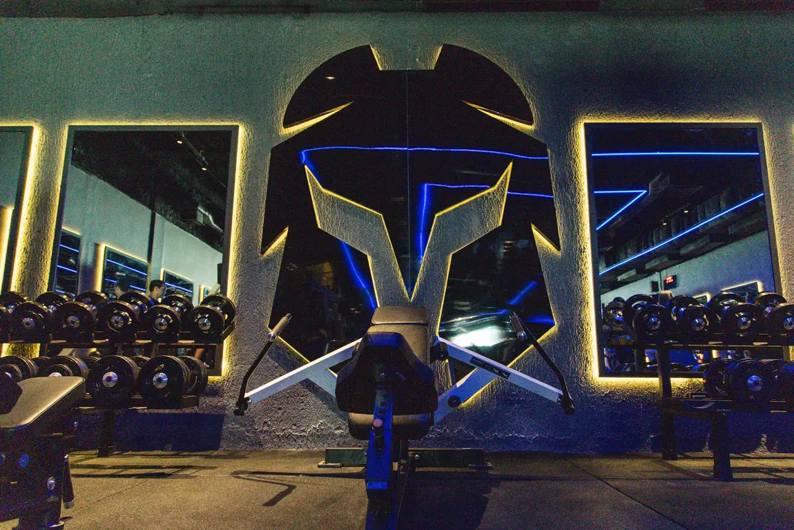 Parede do capacete Iron com iluminação azul